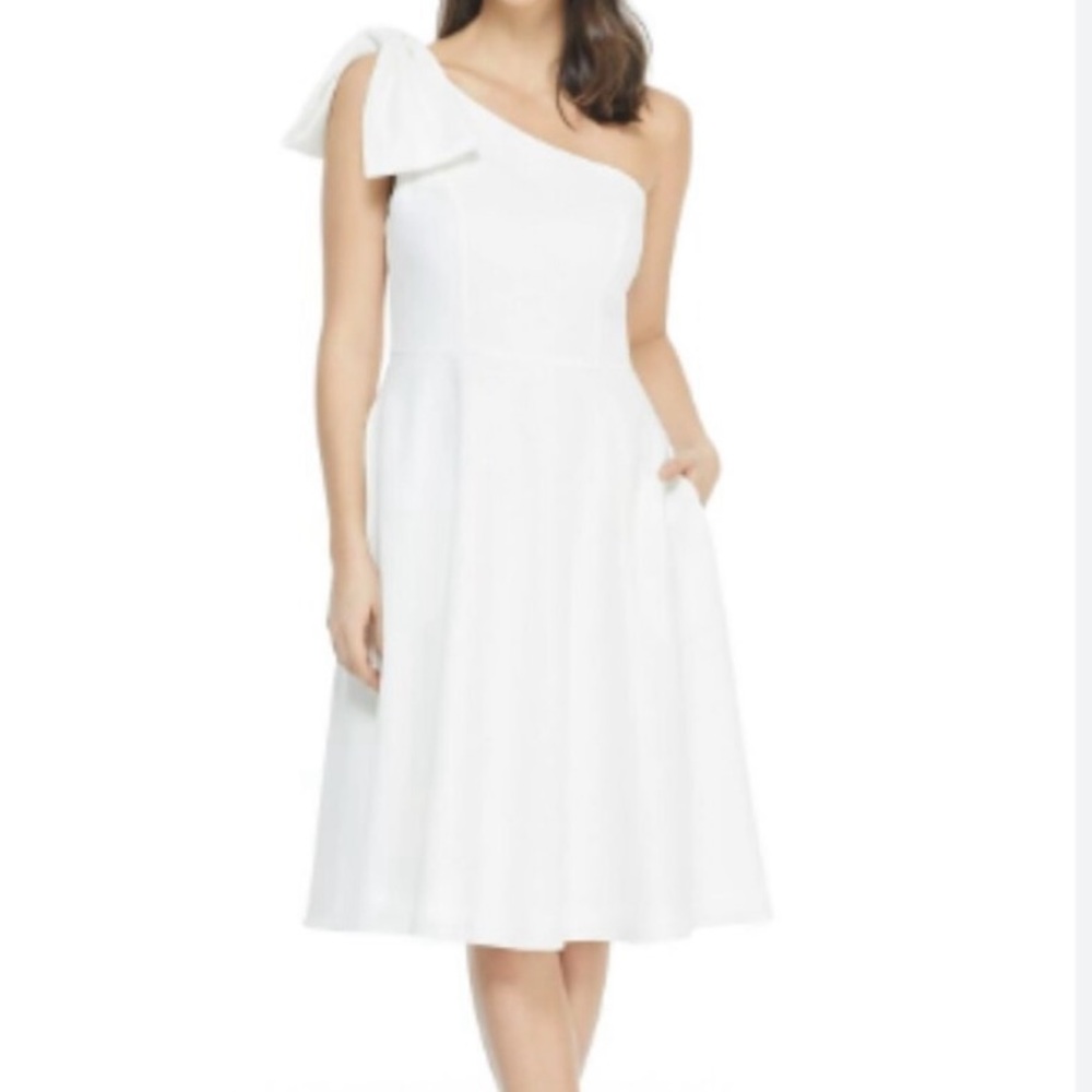 Gal Meets Glam White One-Shoulder A-Line Dress